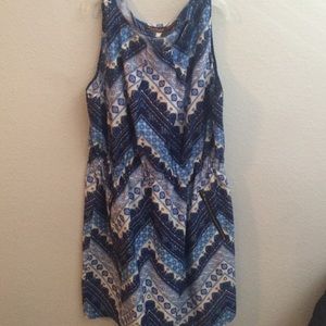 Sleeveless blue/white dress