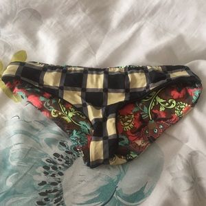 50🅿️🅿️ Maaji Printed Reversible Bottoms