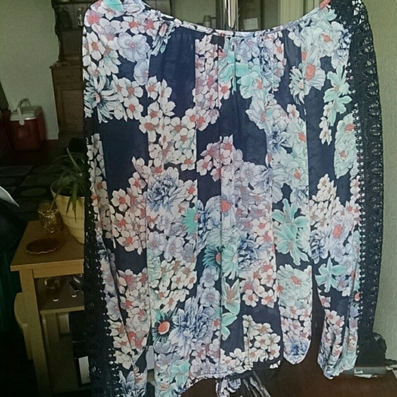 Sheer, floral top - Picture 2 of 4