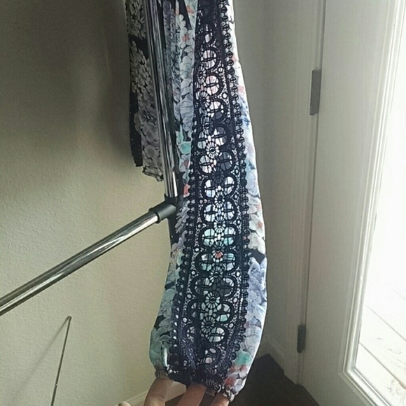 Sheer, floral top - Picture 3 of 4