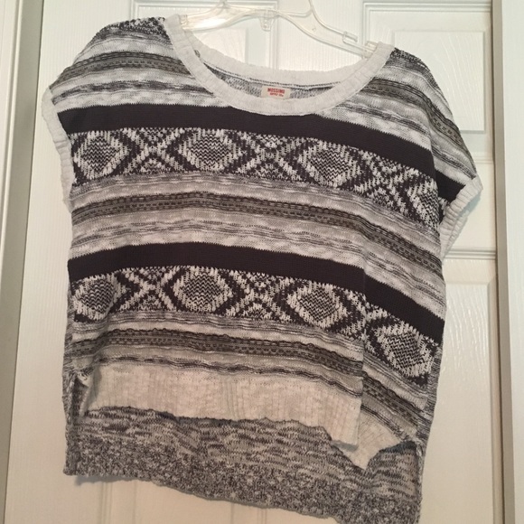 Short sleeve crop top.