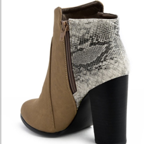 Size: 5.5✨Faux snake skin camel boots✨ - Picture 2 of 4