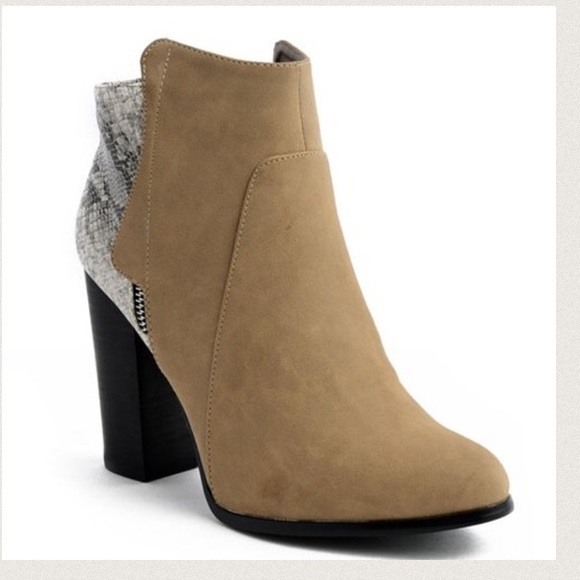 Size: 5.5✨Faux snake skin camel boots✨ - Picture 4 of 4