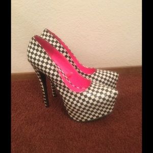 New barely worn checkered platform heels