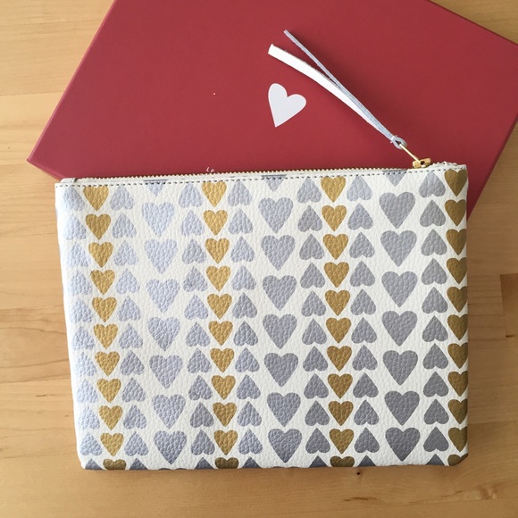 ✨HP✨💛Metallic Heart Leather Zipper Case💛