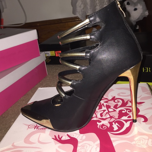 Pointed toe, black/gold stiletto heel