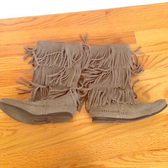 Size 9 Gray Minnetonka 3 Layer Fringe Boots