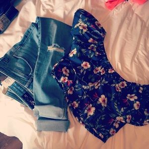 NWOT HOLLISTER CROP TOP ✨