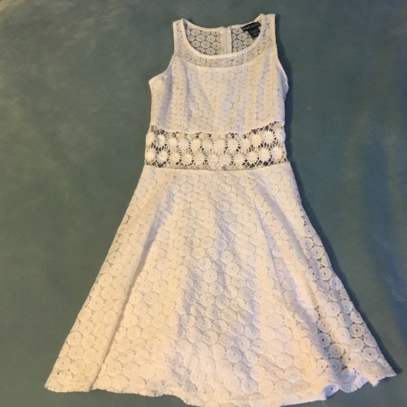 White patterned dress - Picture 1 of 2