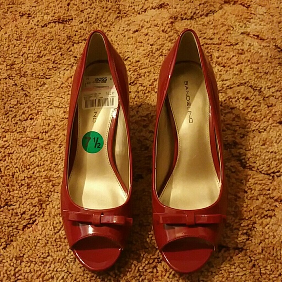 BNWOT Sexy red high heels w/bow accent, Size 7 1/2