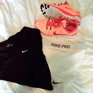 Nike free runs lightly used ✨