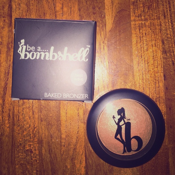 NWT. Be a bombshell Baked Bronzer in heat wave