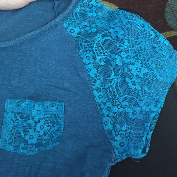 Short sleeve partially lace shirt - Picture 2 of 2