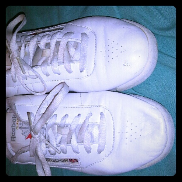Tennis shoes