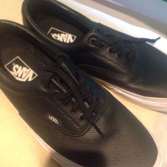 BLACK SKATING VANS