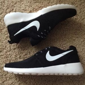 Women's Nike Roshe NWOT NO BOX! Size 7!