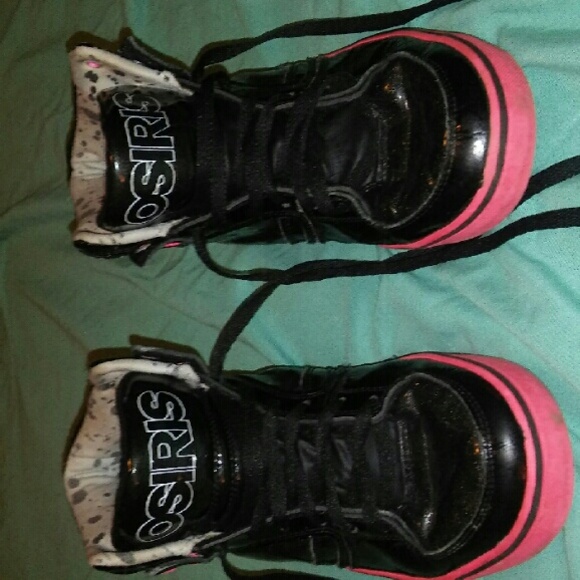 Tennis shoes