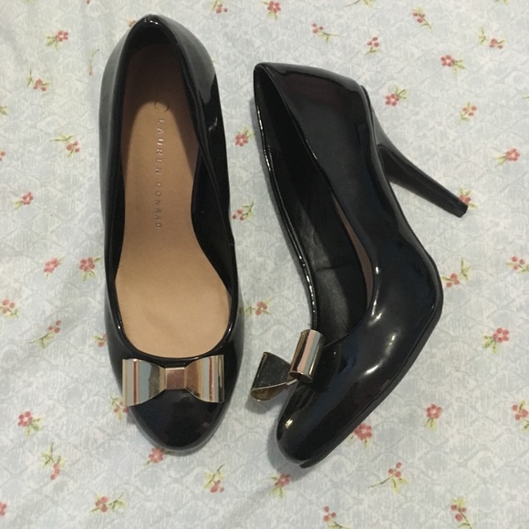 Cute Pumps with Gold Bow