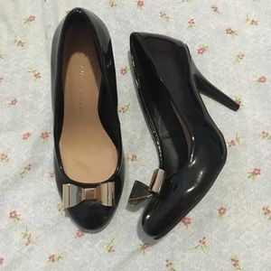 Cute Pumps with Gold Bow