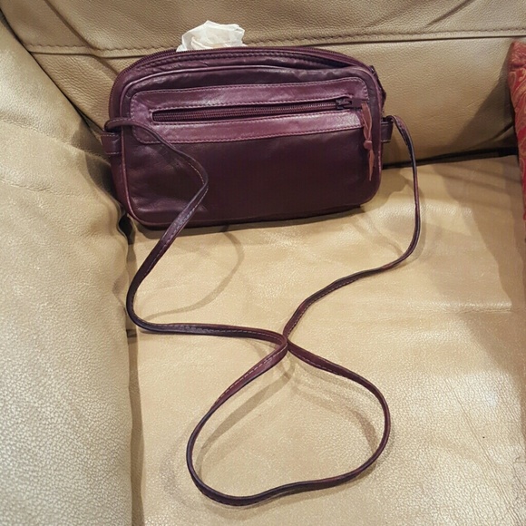 GENTLY USED DONNA ALTMAN LEATHER PURSE