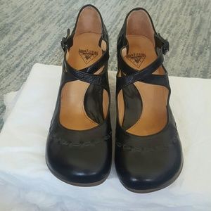 New John Fluevog Criss- Crossed Mary Jane Heel