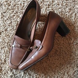 Leather brown everyday heel