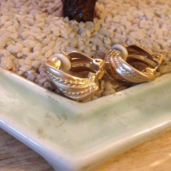 Vintage clip on earring - Picture 2 of 3