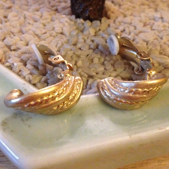 Vintage clip on earring - Picture 3 of 3