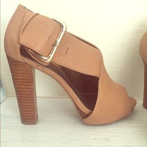 Leather Nice west pumps.