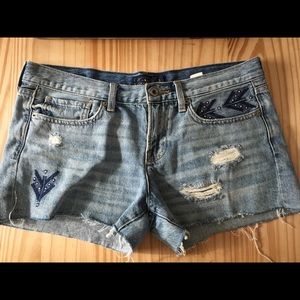 Lucky denim shorts ! Perfect the beach !