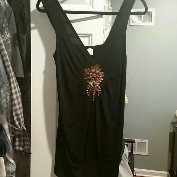 Black tank with decorative broch