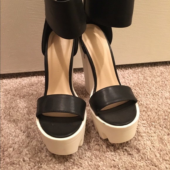 Black and white heels - Picture 2 of 2