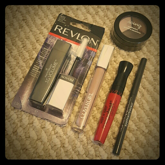 Makeup Bundle - Picture 1 of 4