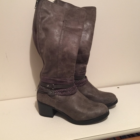 Adorable grey boots