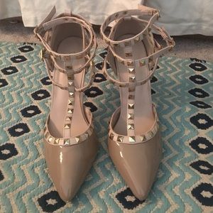 Tan patent leather pumps with gold studs