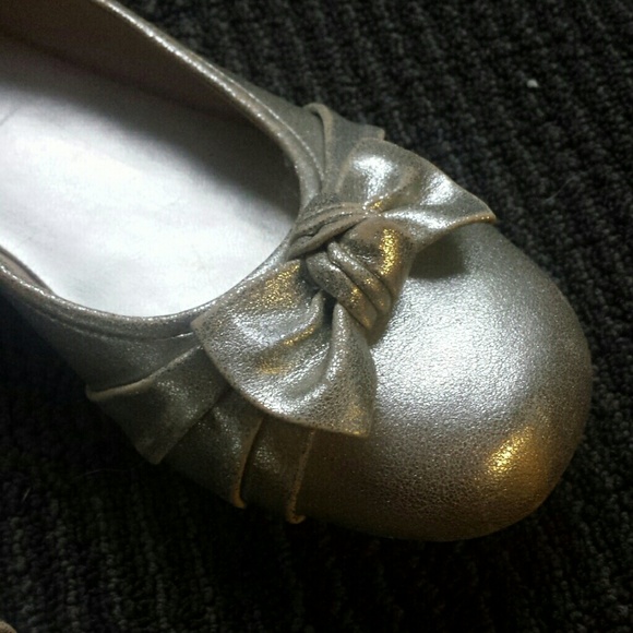 Girls gold or silver flats - Picture 2 of 3