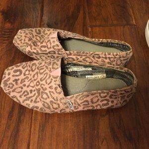 Pink and brown leopard print Toms.