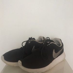 Black Nike Roshe