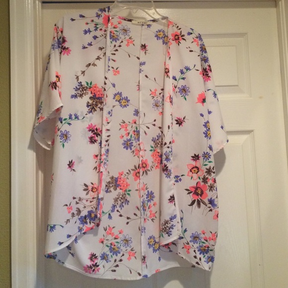 Polyester kimono decorated in colorful flowers