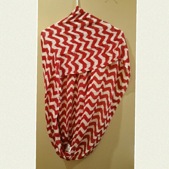 Zig zagged infinity scarf