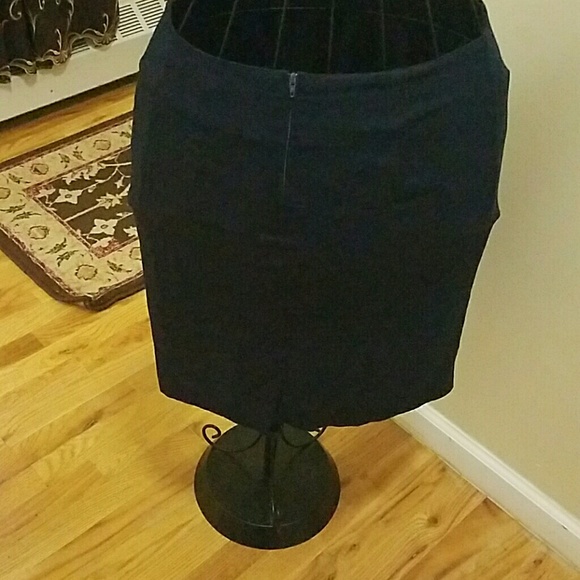 Essential Pencil Skirt - Picture 3 of 3