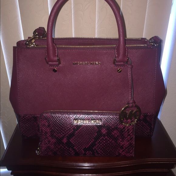 MICHAEL KORS EMBOSSED SUTTON SET IN COLOR MERLOT - Picture 2 of 2