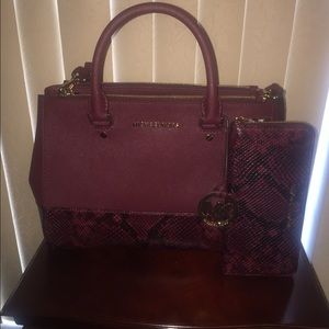 MICHAEL KORS EMBOSSED SUTTON SET IN COLOR MERLOT