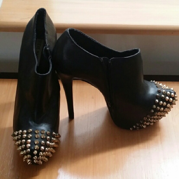 STEVE MADDEN VAMPIREE SPIKED BOOTIES - Picture 1 of 4