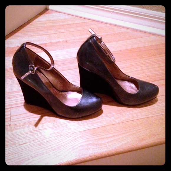 BCBGeneration charcoal/black wedges
