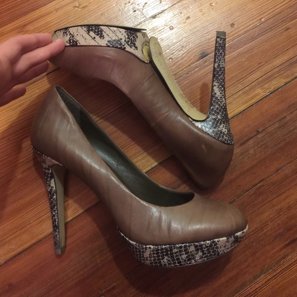 BCBG HEELS Sz 8.5 dark tan and snake print