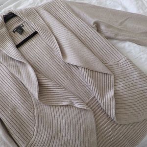 Buttonless Cardigan.