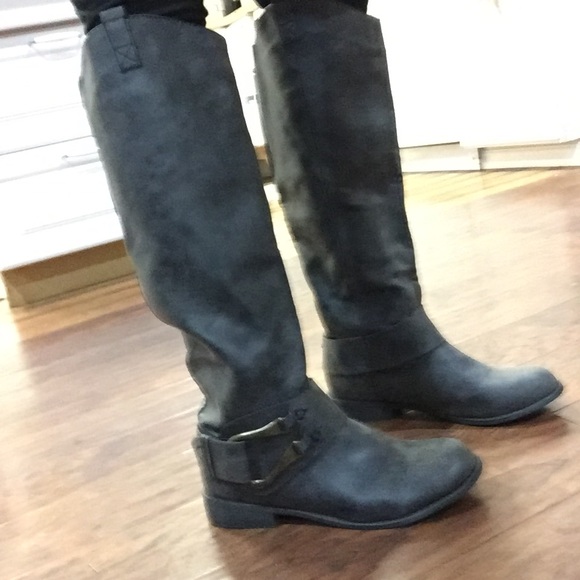 Amazing grey boots !