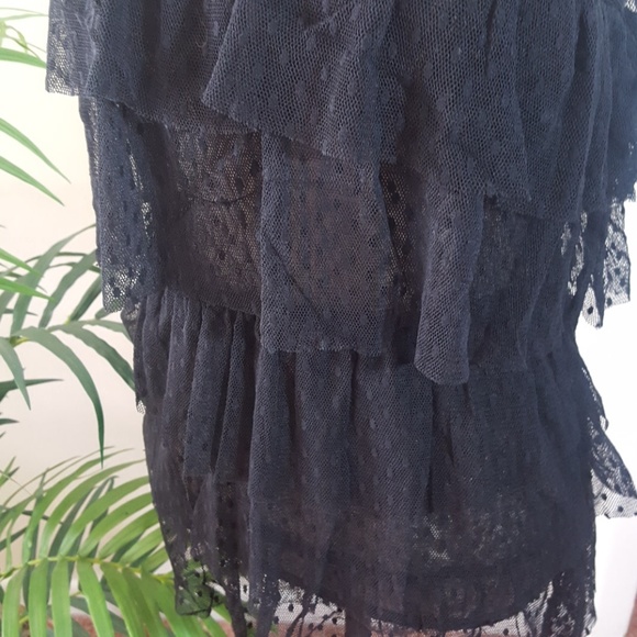 Ruffled and layered sleeveless black top. Size M - Picture 5 of 5