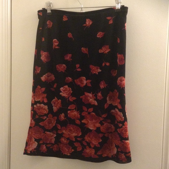 Falling Roses Skirt - Picture 2 of 3